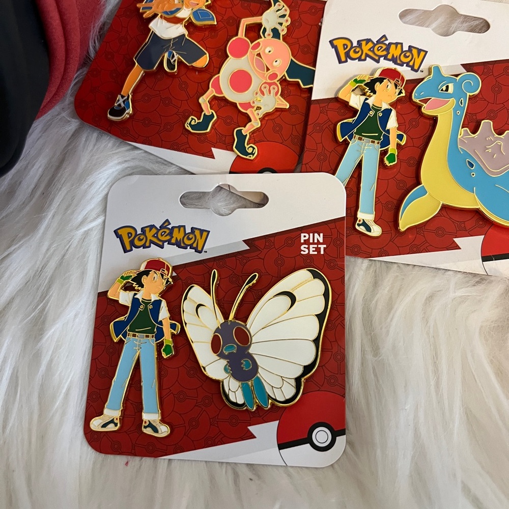 Pokémon Ash & Pikachu Pin Display Crossbody Bag 6 Pokemon Pins Lapras Butterfree - Picture 2 of 8